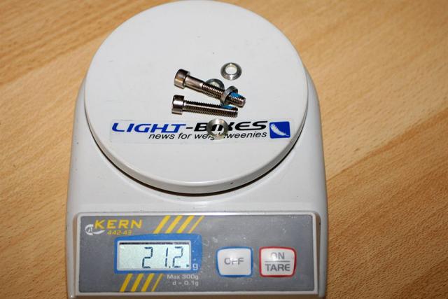 Formula R1 front bolts