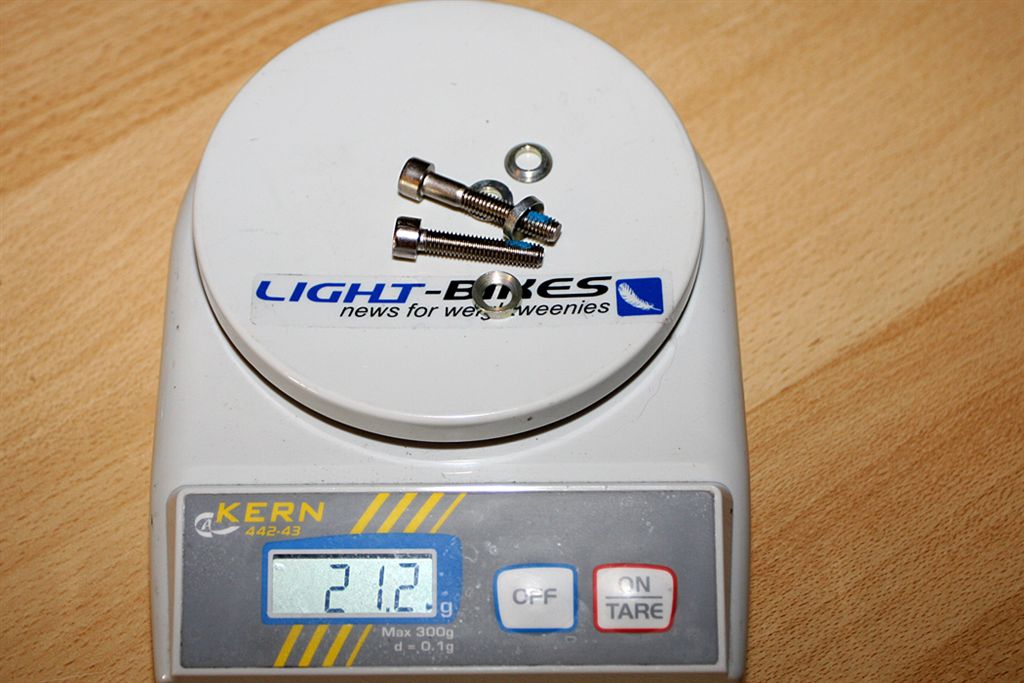 Formula R1 front bolts